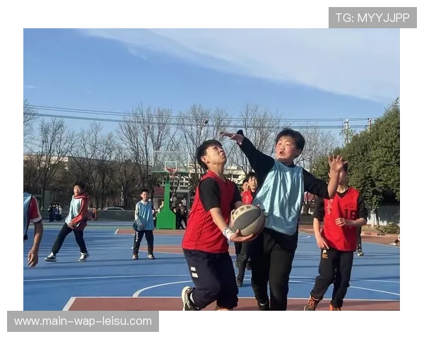 班级篮球友谊赛增进同学关系，体育精神促进校园和谐