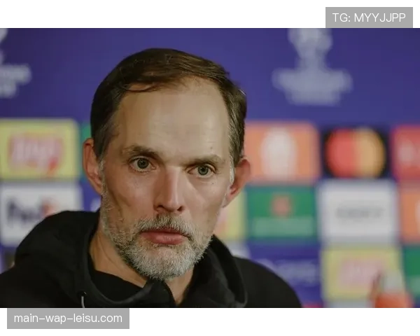 特写:镜头捕捉拜仁教练组激烈讨论,图赫尔手舞足蹈布置战术